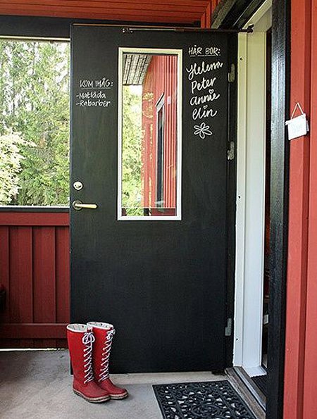 家のドアを黒板塗料でリメイク